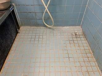 浴室床清掃前