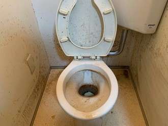 トイレ清掃前